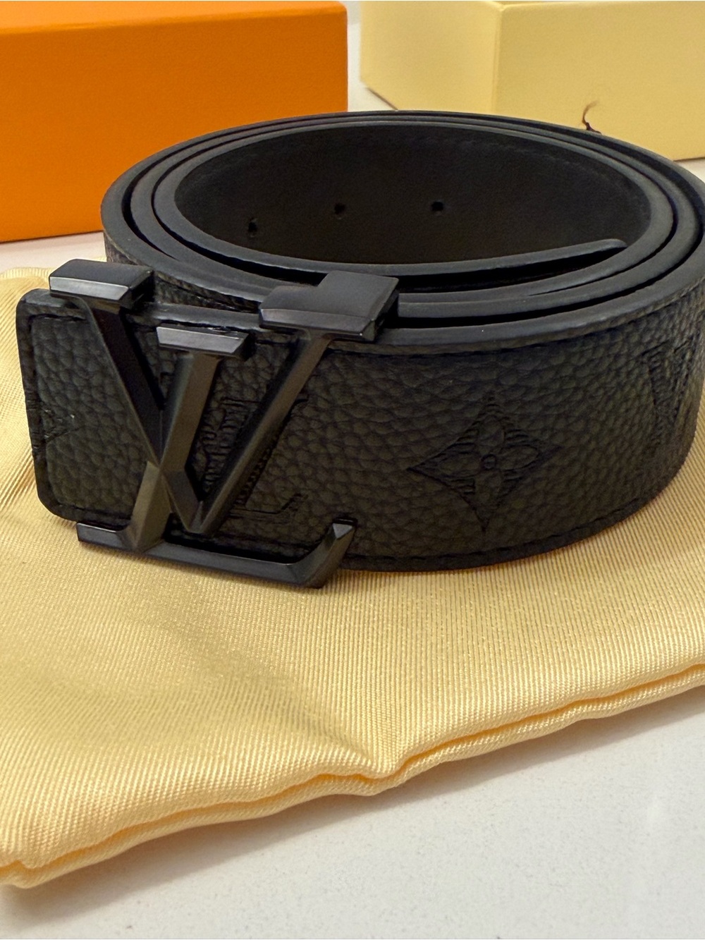 Louis Vuitton LV Initials 40MM Pebbled Leather Belt - Picture 2 of 12